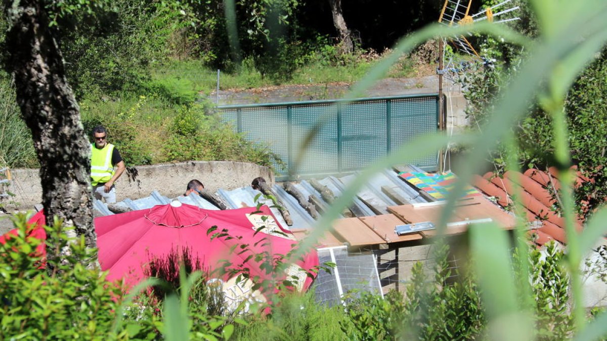 Tres delinqüents assalten a punta de pistola una casa i fereixen dues persones a trets