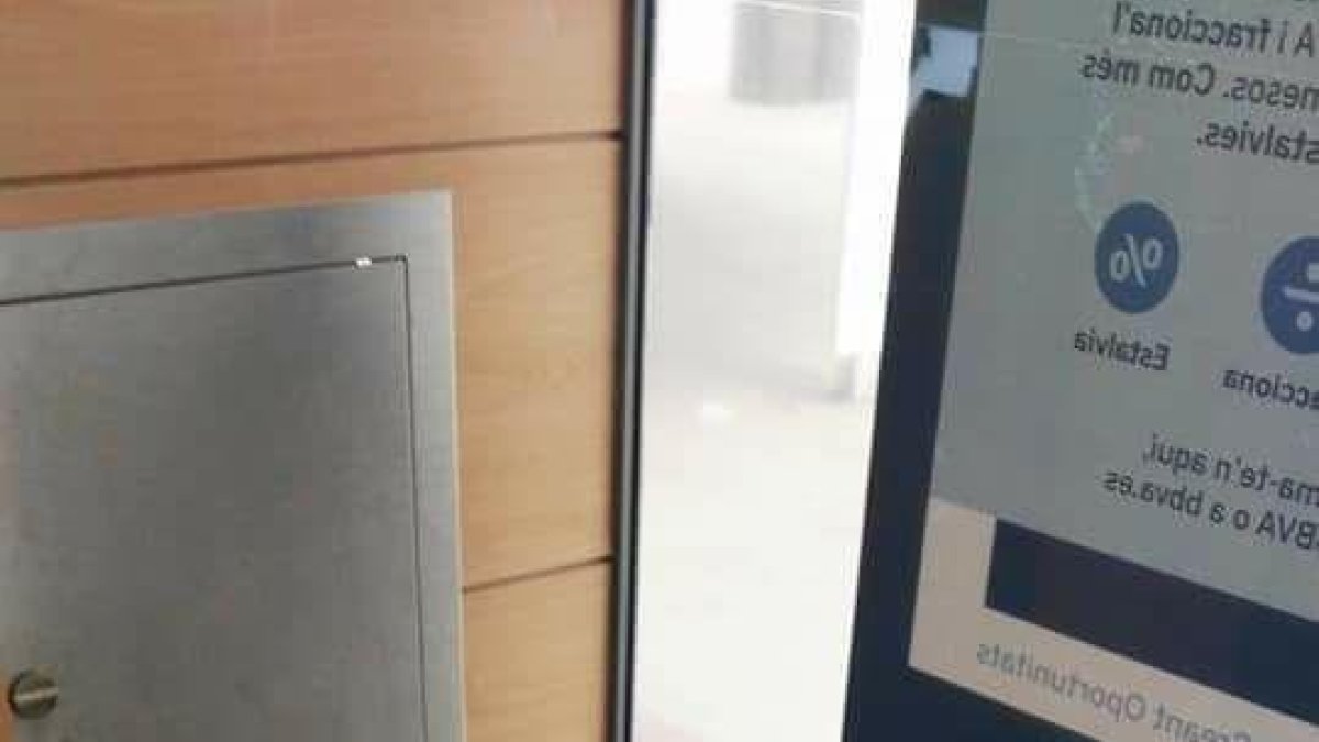 Denuncien la deixadesa i brutícia de l'antiga oficina de BBVA de Coma-ruga