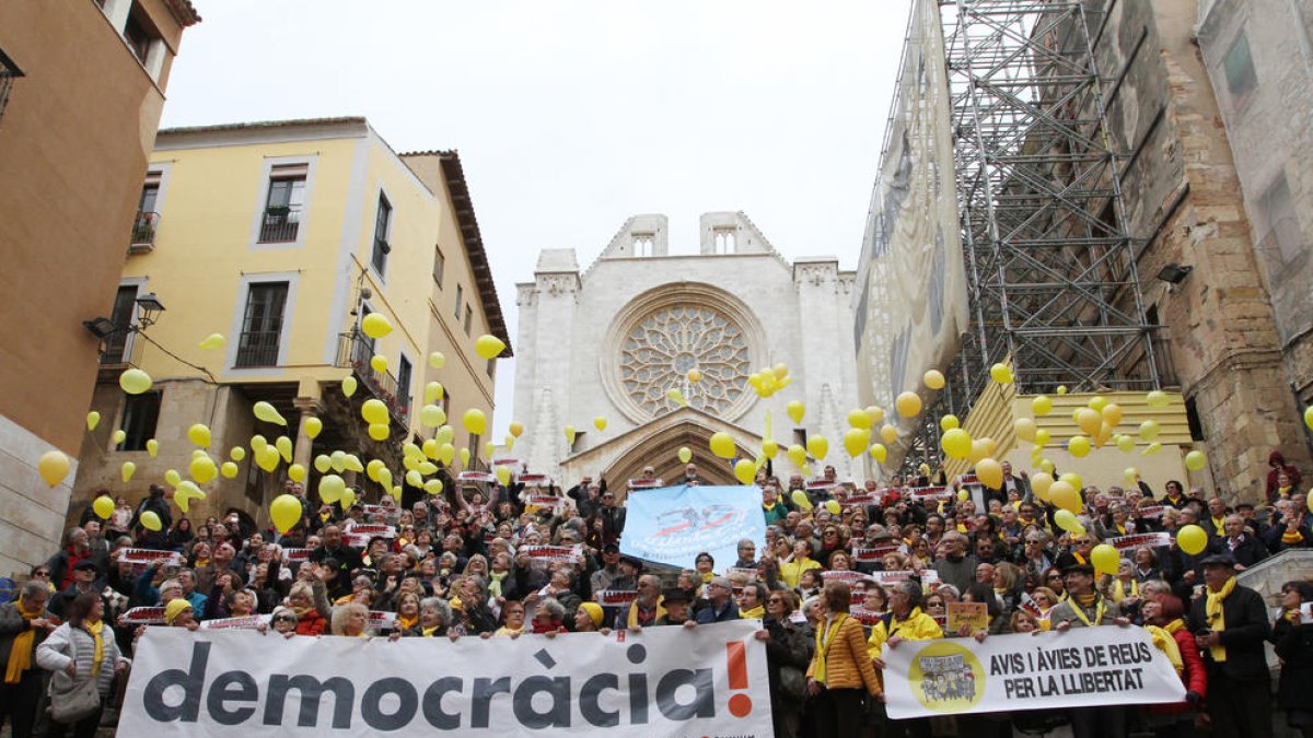 La Tercera Joventut per la República enlaira globus grocs a les escales de la catedral de Tarragona