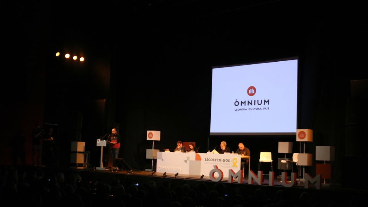 Òmnium se compromete a luchar por la «normalización política del país» e insta el Estado de aceptar el resultado del 21-D