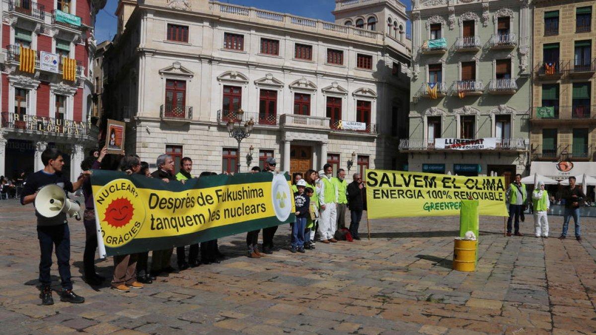 Els ecologistes alerten del risc d'accident si s'allarga la vida de les nuclears en el setè aniversari de Fukushima
