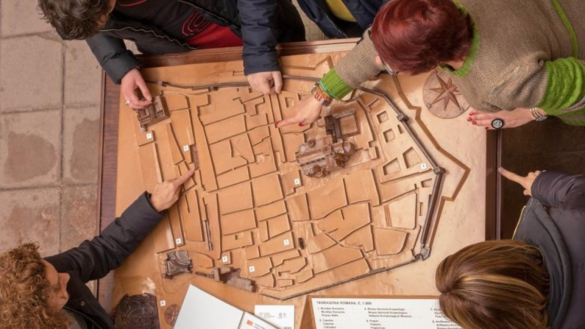 Tarragona ofereix una maqueta adaptada per a invidents de l'antiga ciutat romana