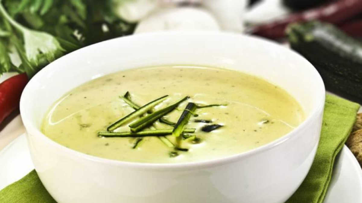 Crema suave de espárragos silvestres con manzana y queso