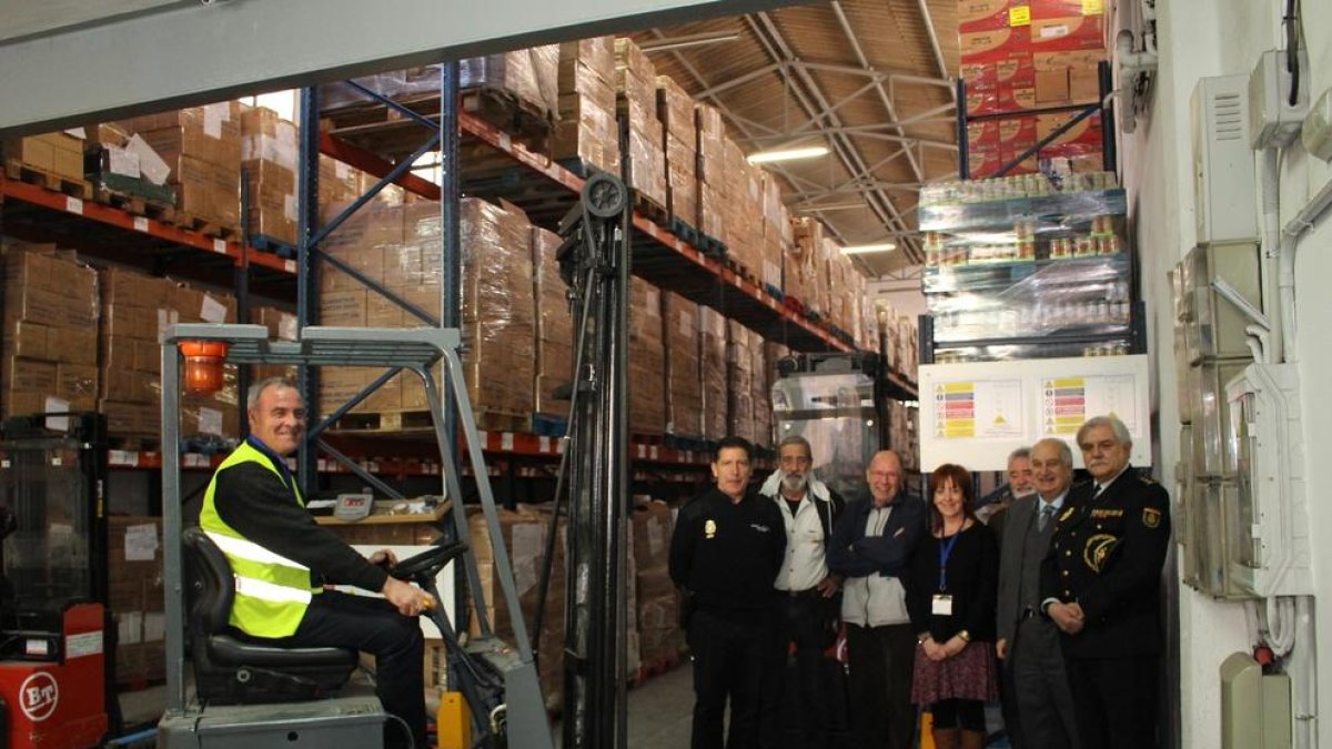 La Policía Nacional entrega una carretilla elevadora al Banc dels Aliments