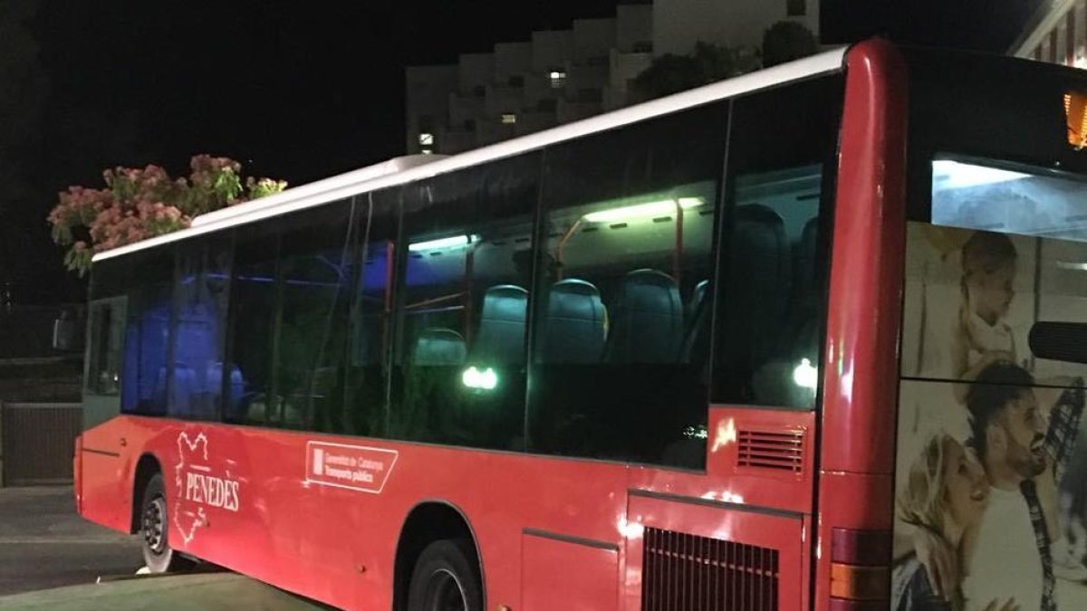 Un autobús se queda atascado en una rotonda del paseo de Sant Antoni