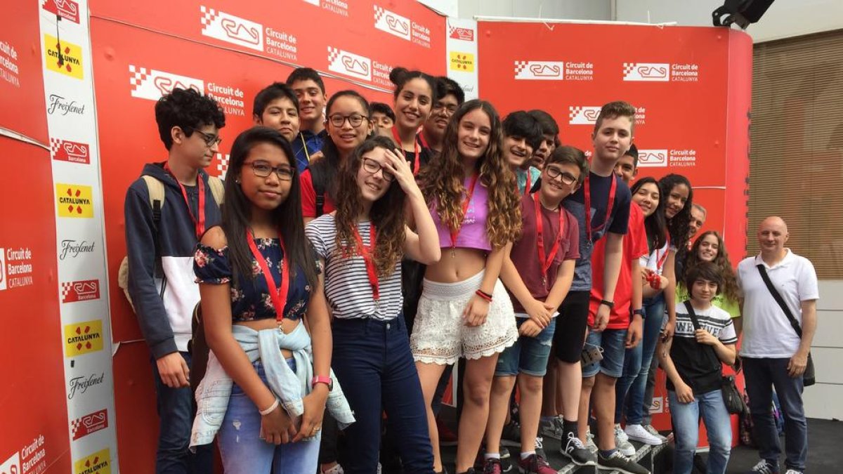 La clase de 2º de ESO de la Escuela Joan Roig recibe el premio en el mejor eslogan de 'Clase sin humo'
