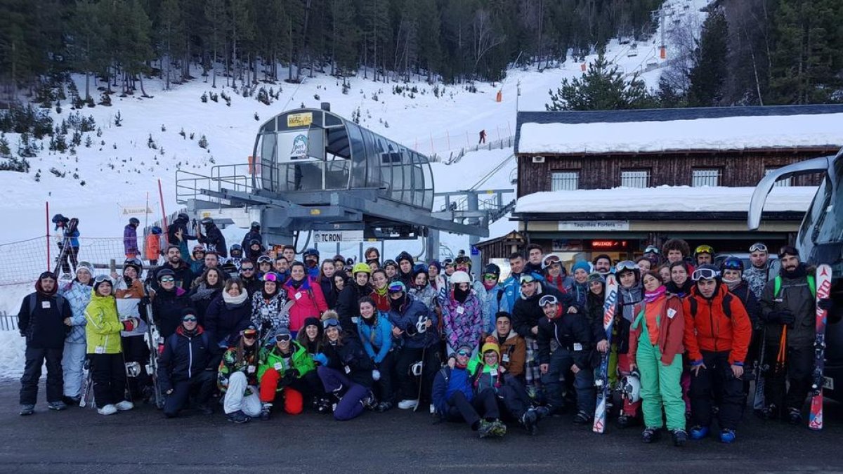 Joves de Vila-seca, Cambrils i Salou disfruten de la neu amb Carretera i Manta