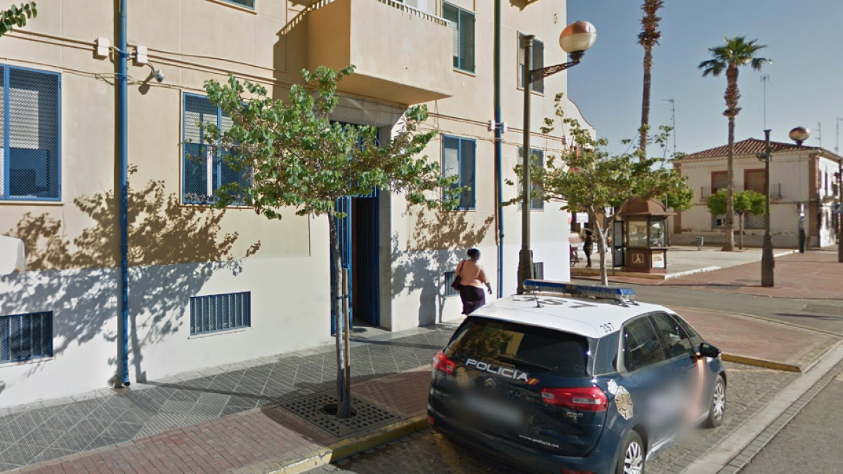 Un policia fora de servei salva la vida d'un nadó que s'estava ofegant al mig del carrer