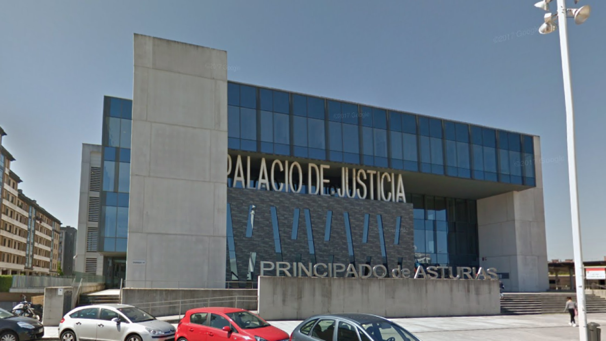 Agredeix al seu pare de 85 anys i s'amaga sota el llit per no ser detingut