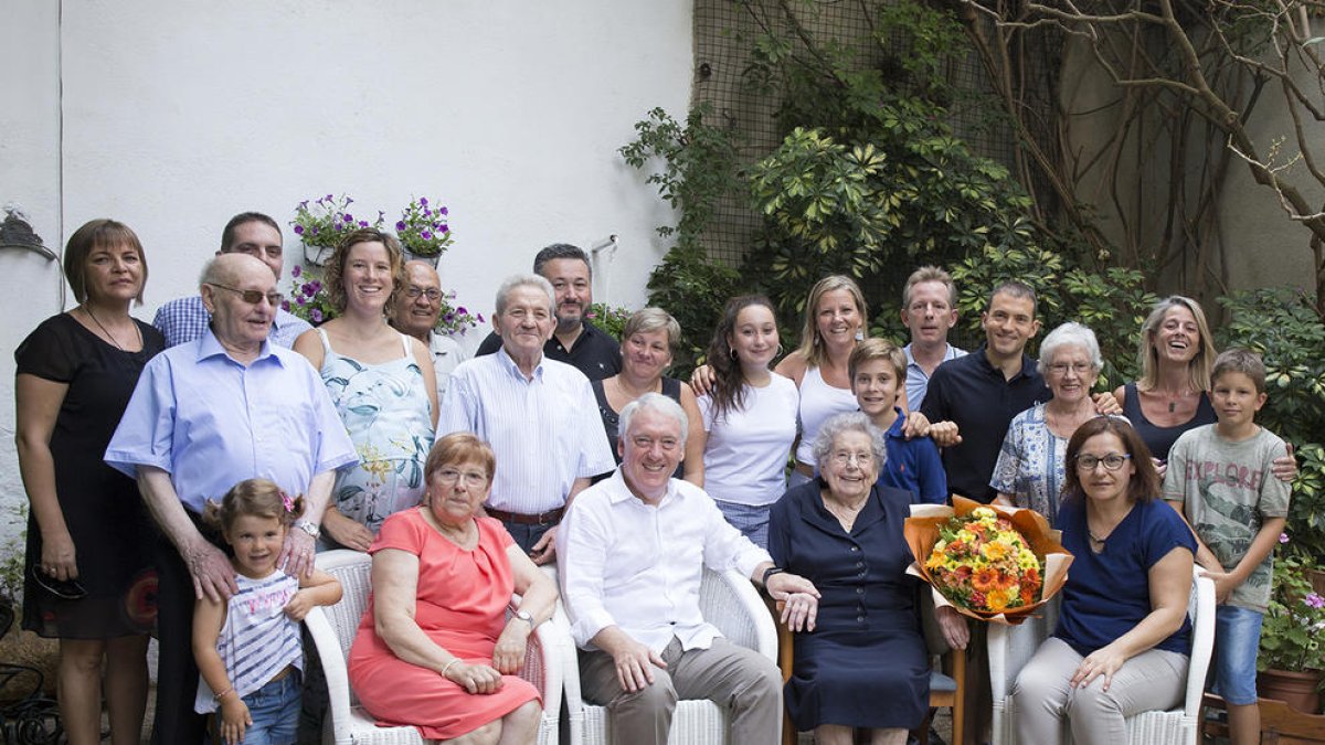 La veïna de Vila-seca Rosa Vallvè rep un homenatge pels seus 100 anys