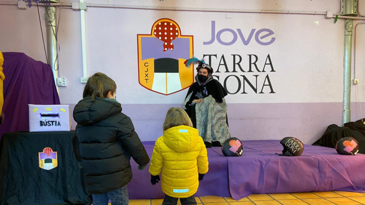 La Colla Jove Xiquets de Tarragona acull un patge reial