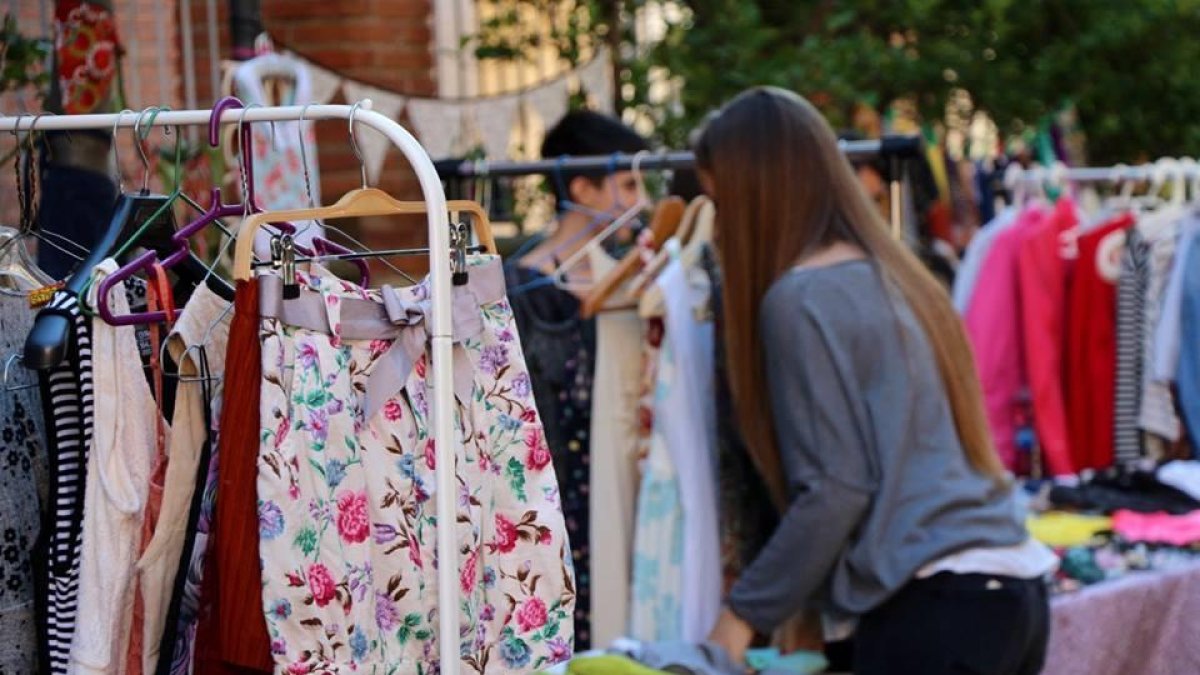 Devuelve el Flea Market de Reus, el mercado de ropa de segunda mano, con trece paradistas