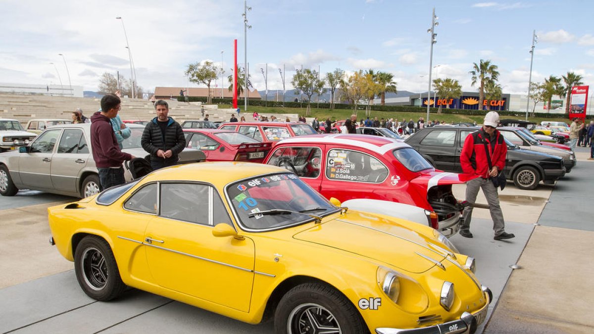 Un Vauxhall de 1904, la fàbrica Siata o el Renault Alpine omplen Epocauto