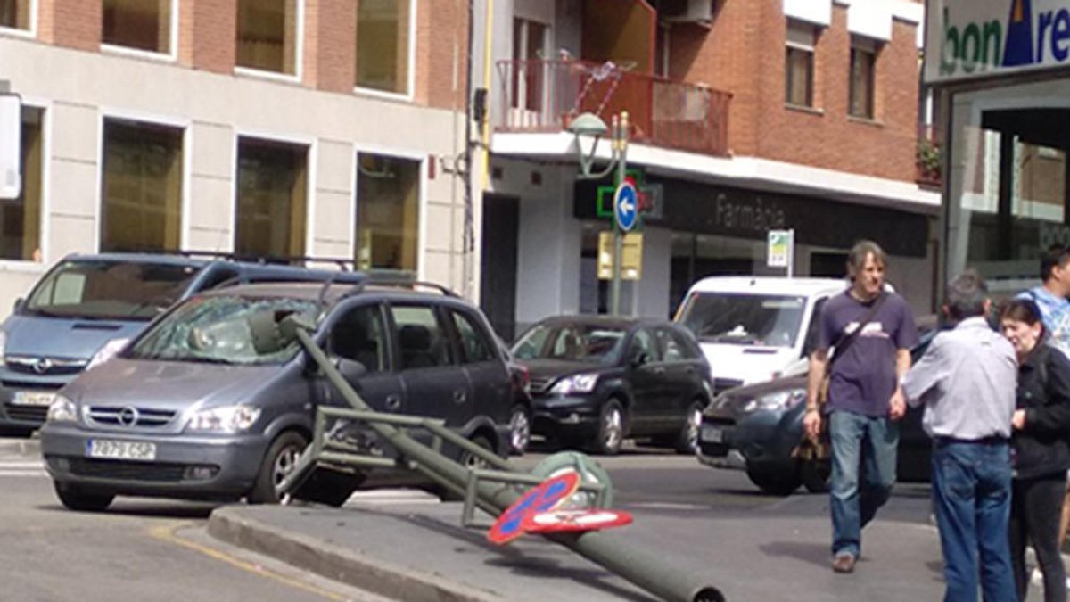 Un camión colisiona contra una farola en la calle Pere Martell