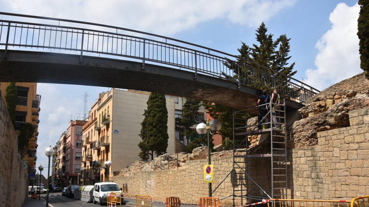 Se empieza a repintar el puente del Foro de la Colonia
