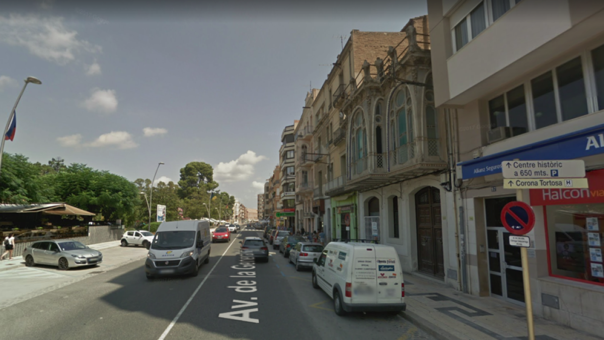 Una intoxicada lleu en l'incendi d'un àtic a Tortosa