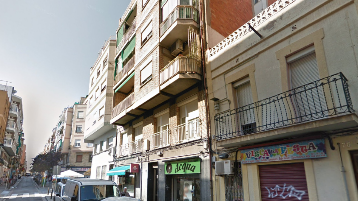 Detingut per intentar matar a la seva parella llençant-la per la finestra