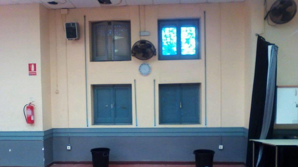 Tornen les goteres al local de l'AV la Floresta a l'espera de les obres