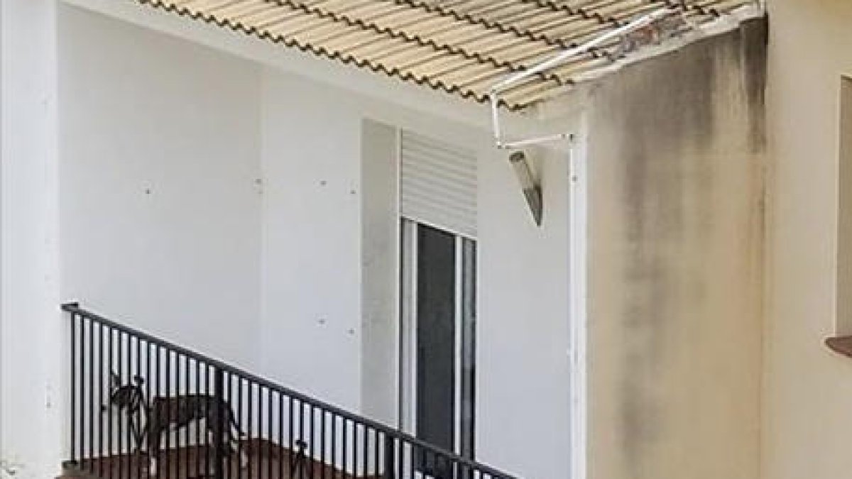 Alerten que un gos fa tres dies que està tancat a un balcó d'un pis a Roda de Berà