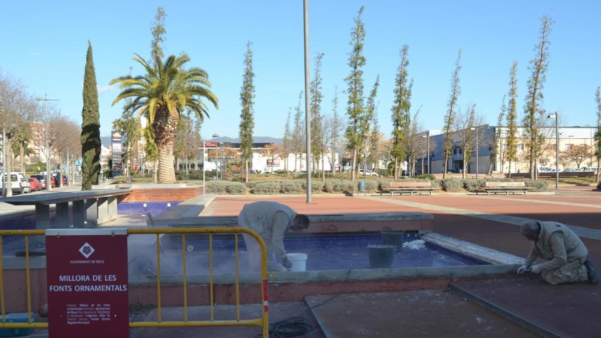 Reus es gasta 42.634 euros en impedir que els coloms beguin de les fonts ornamentals