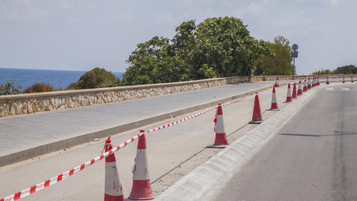 El arcén del paseo Rafael Casanova se ha repuesto por un error de la constructora