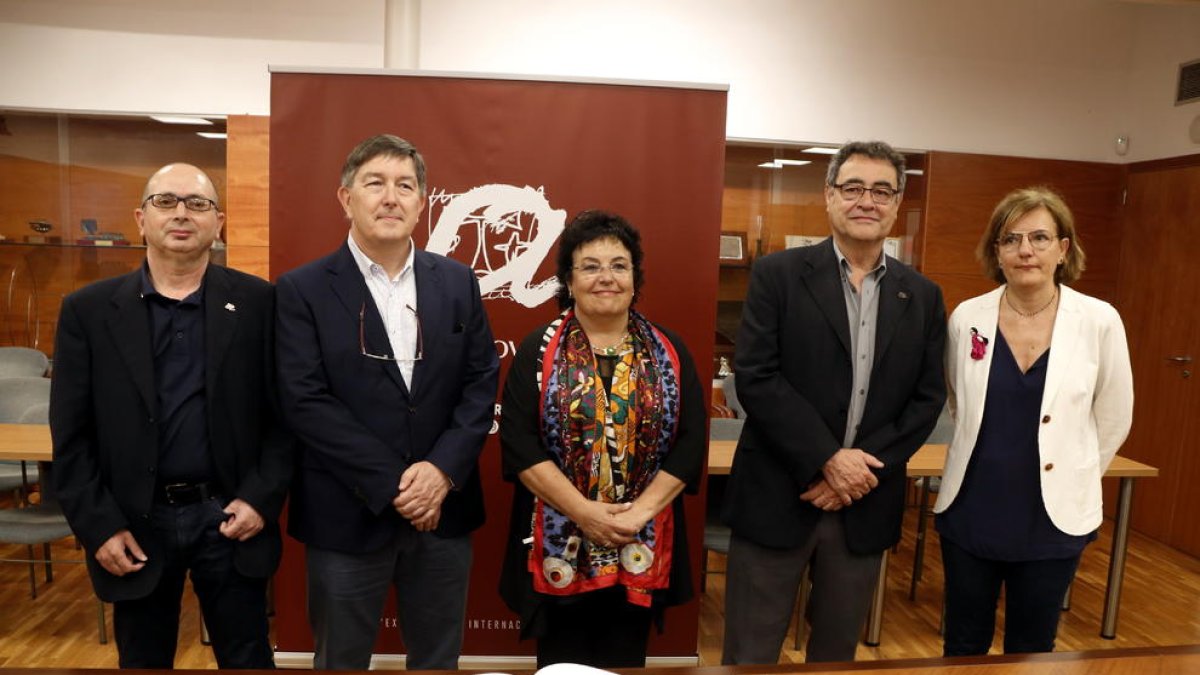 La rectora de la URV, María José Figueras, i el seu predecessor, Josep Anton Ferré, en una foto de família amb la nova secretària general i el secretari sortint.