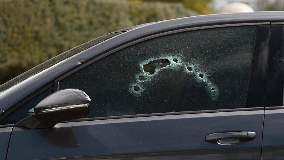 Mor assassinat a trets el membre d'una banda quan estava al cotxe amb la seva parella