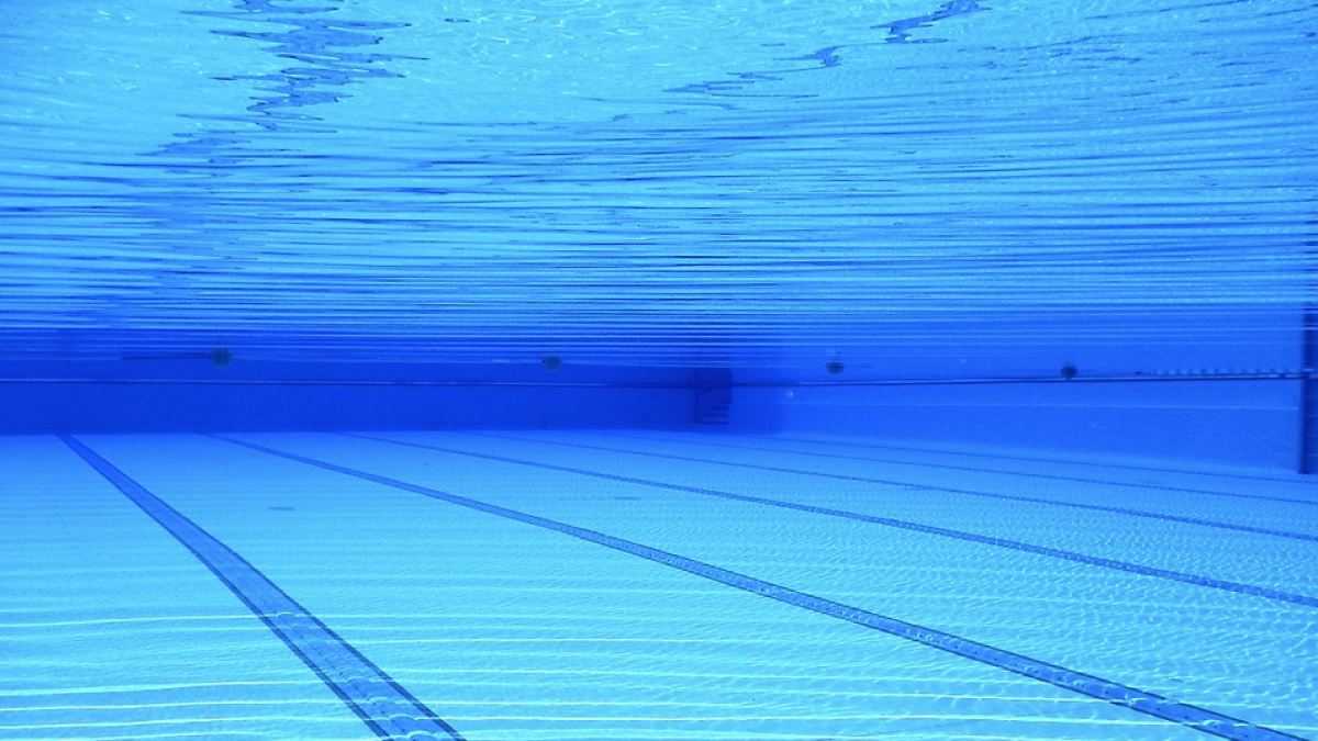 Un menor se ahoga en una piscina municipal y 'revive' después de una hora de reanimación