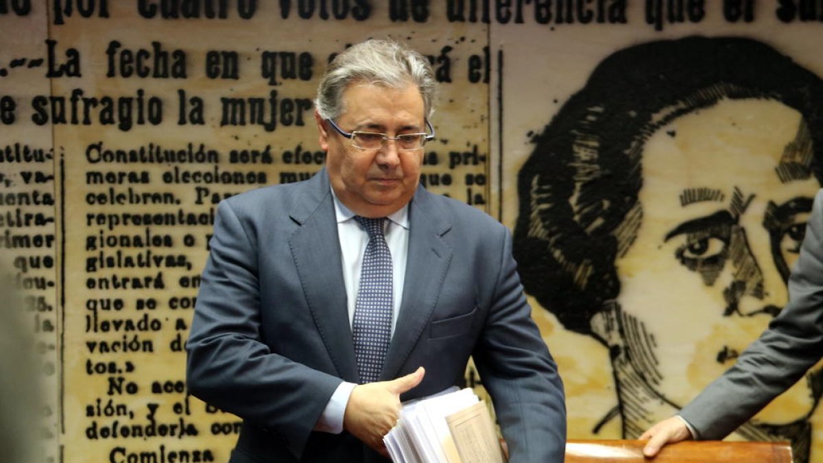 PP, PSOE y Cs evitan que Zoido dé explicaciones por|para las cargas del 1-O