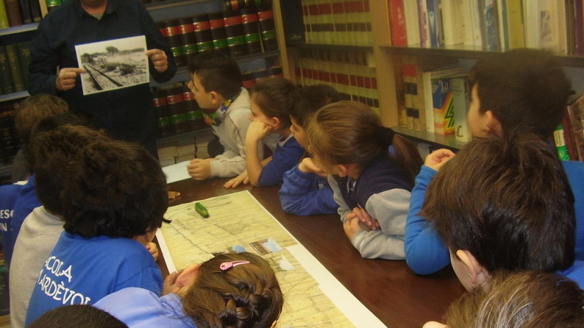 Els alumnes de l'Escola Joan Ardèvol visiten l'Arxiu Municipal