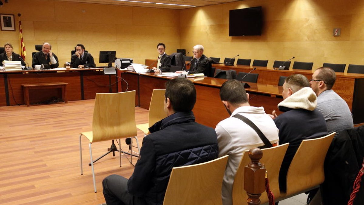 Juzgan a dos guardias civiles por secuestrar a un hombre, llevarlo esposado a una zona boscosa y exigirle dinero