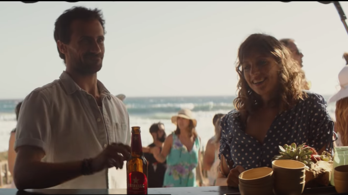MIchelle Jenner i Oriol Pla protagonitzen l'anunci d'Estrella Damm d'aquest estiu