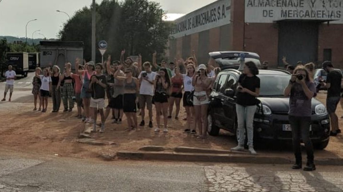 Membres de Tarragona Animal Save, a la protesta davant un escorxador de Sabadell