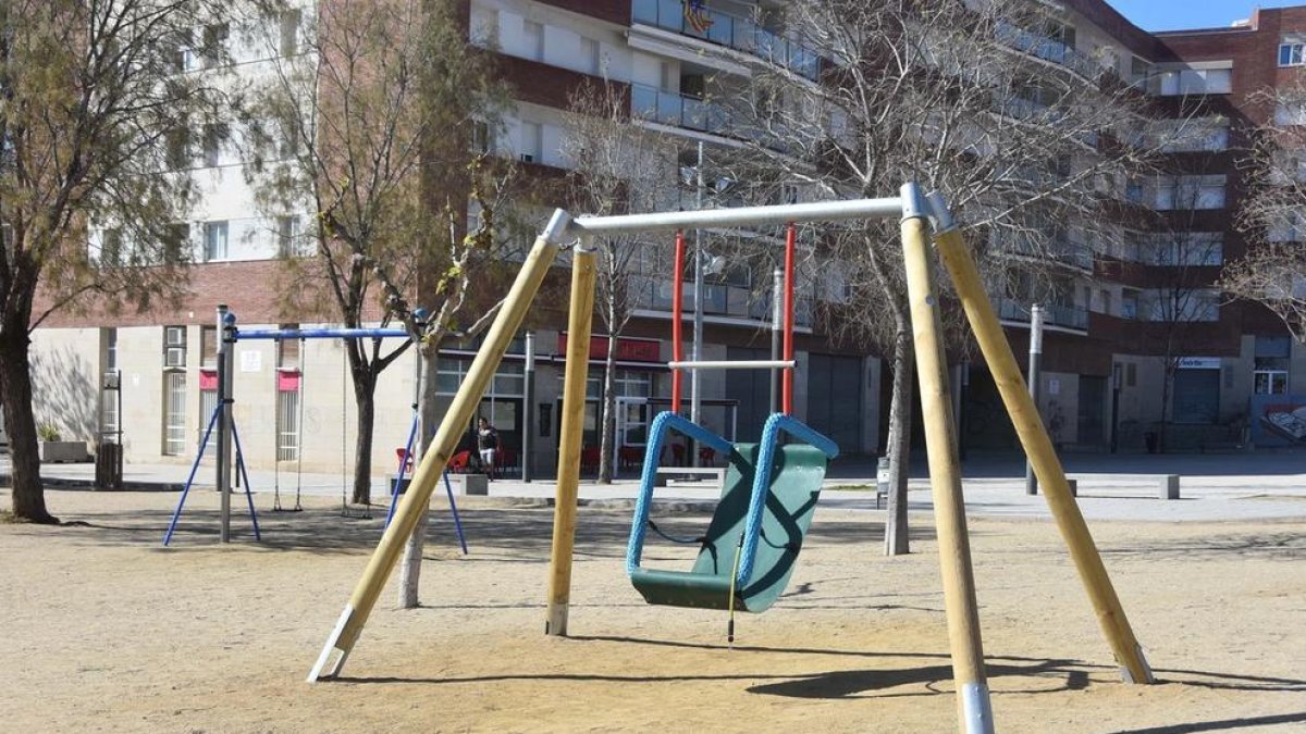 Torredembarra instala columpios adaptados en los parques infantiles
