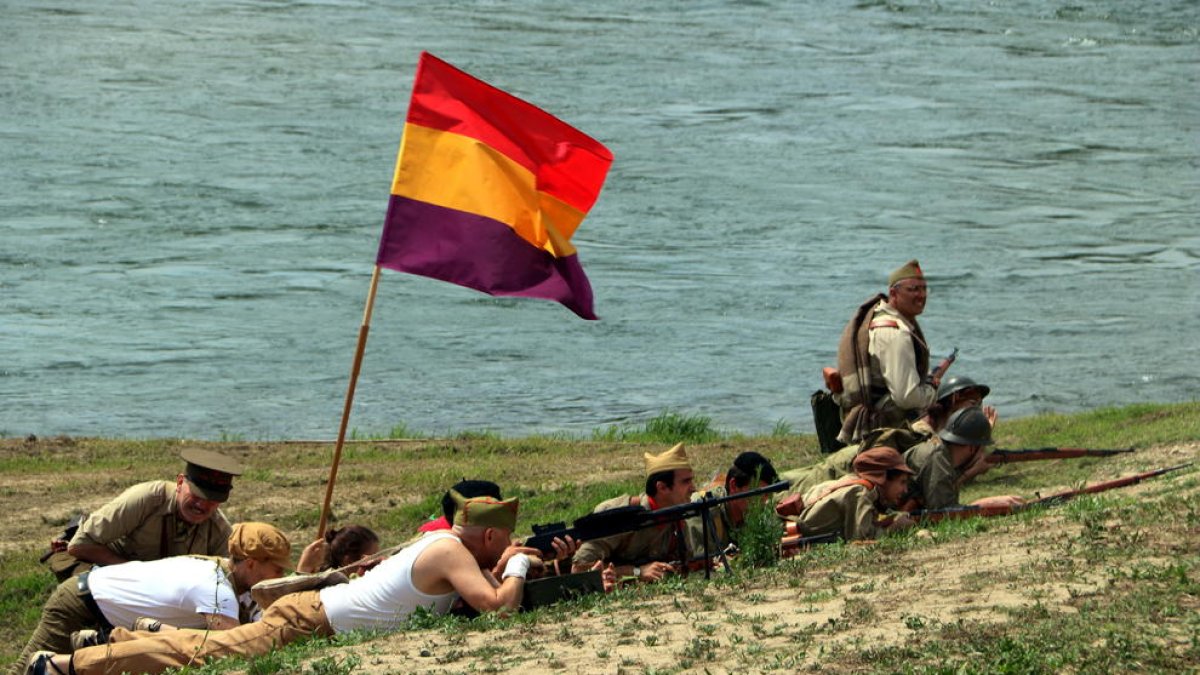 Miravet commemora els 80 anys de l'inici de la Batalla de l'Ebre amb la recreació de l'assalt dels republicans