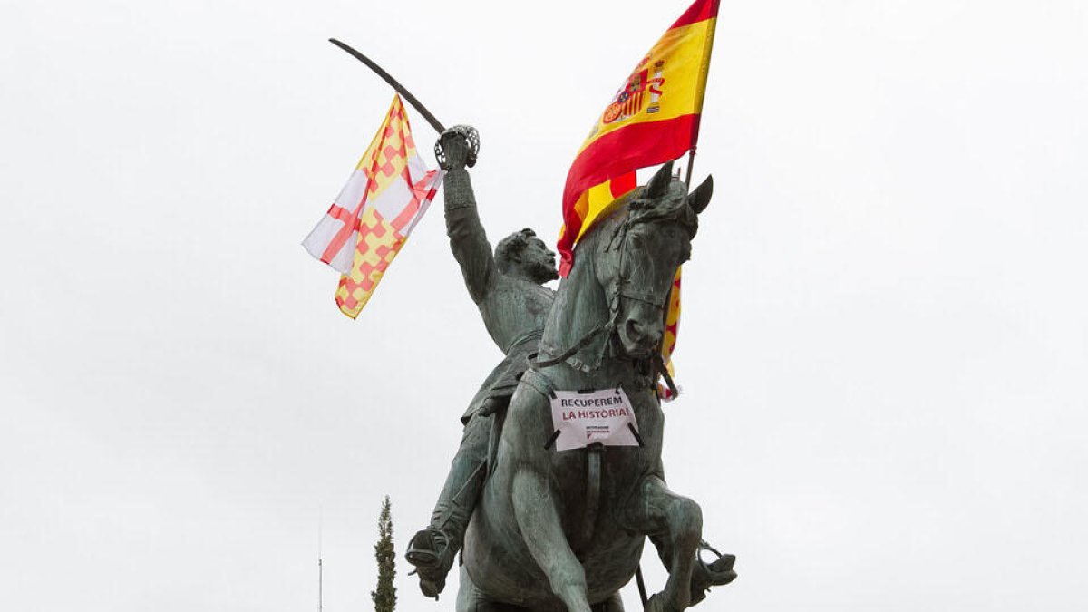Tabàrnia hissa la seva bandera a l'estàtua de Prim a Reus per «alliberar-lo de l'independentisme»