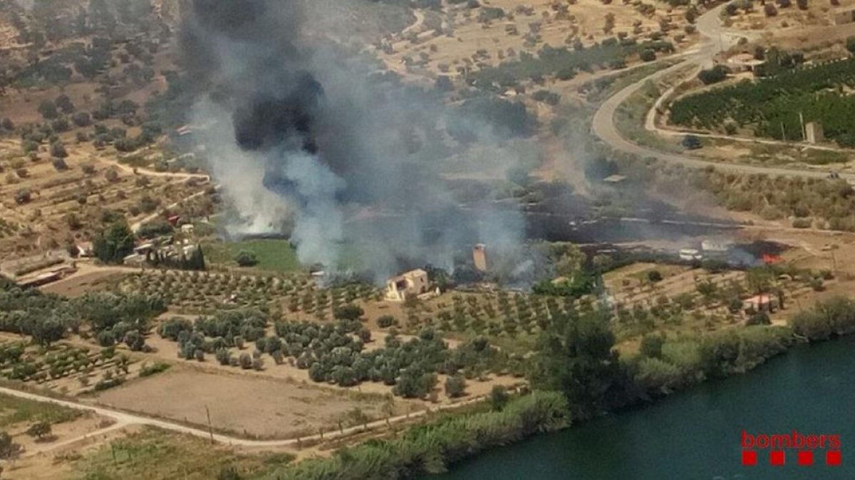 Incendi de vegetació a Riba-roja d'Ebre
