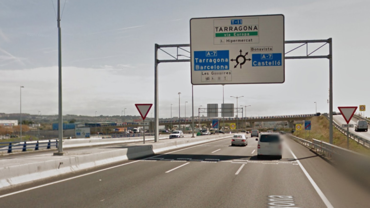 Un herido leve en un accidente de tráfico en la T-11