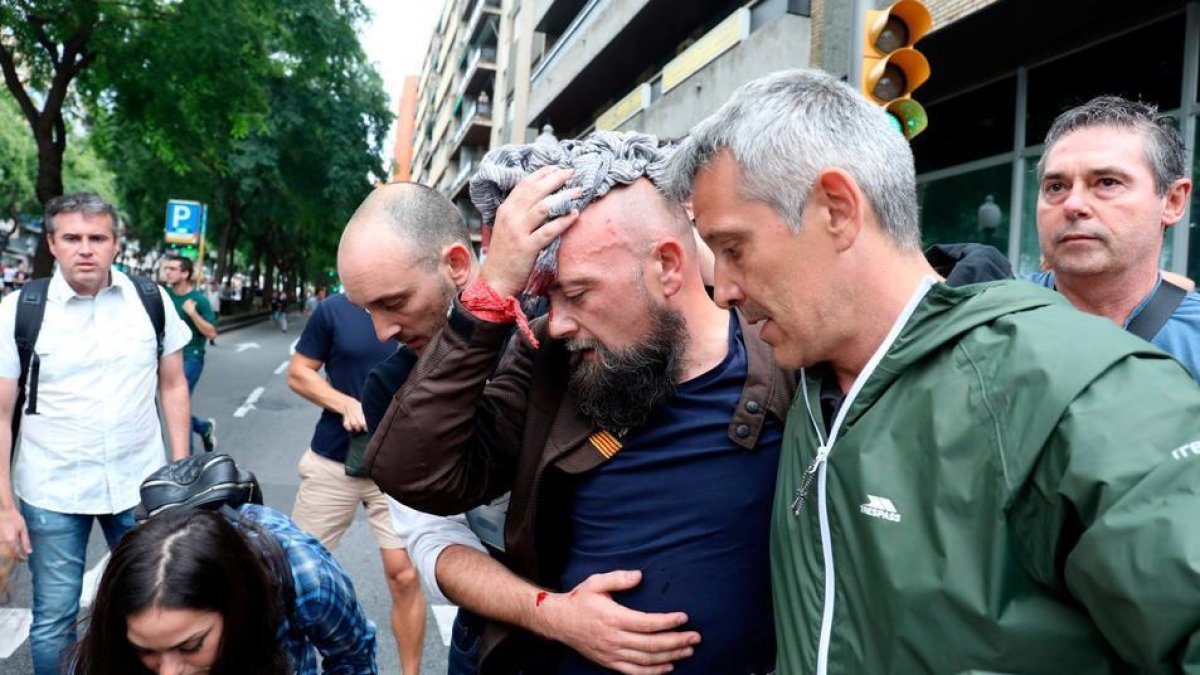 El juez cita a declarar dos policías que agredieron a Sergi Albarrán el 1–O