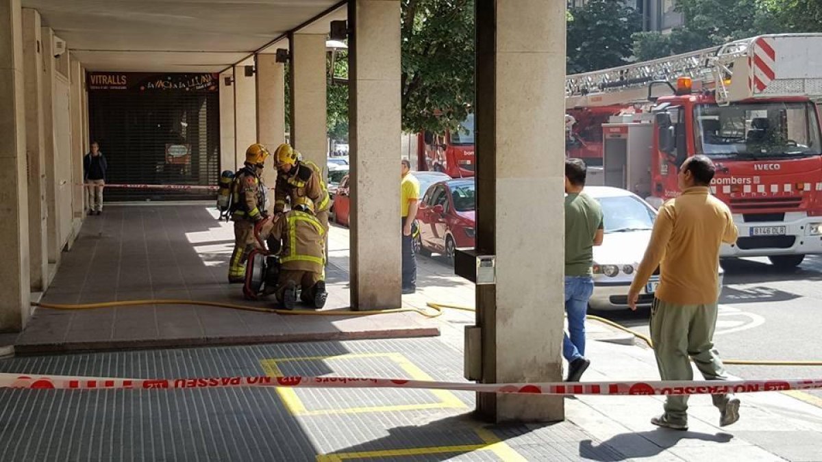 Quema una bombona de butano en un piso de la Riera de Miró
