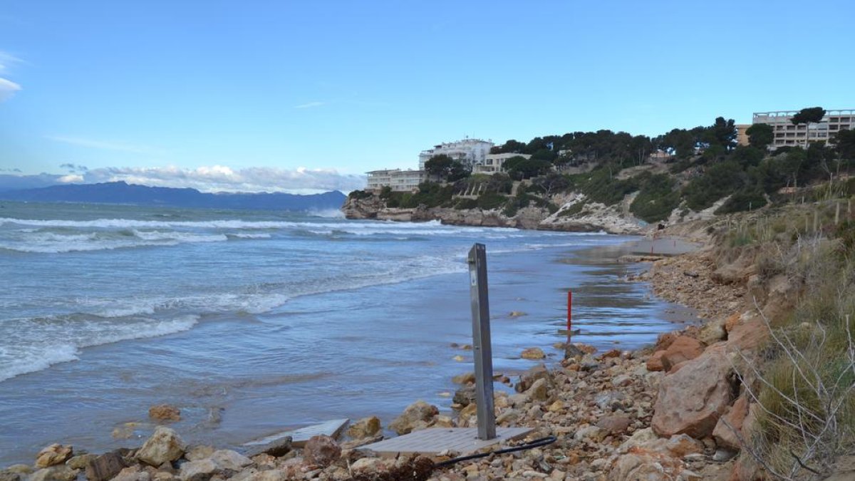 Un estudi determinarà els motius de la regressió de les platges de Salou