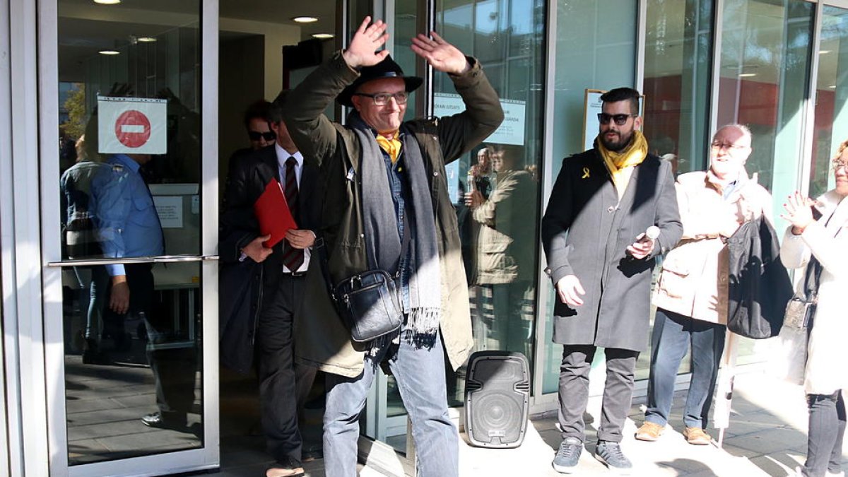 Toni Albà, citado de nuevo por un delito de injurias a raíz de unos tuits contra la policía española