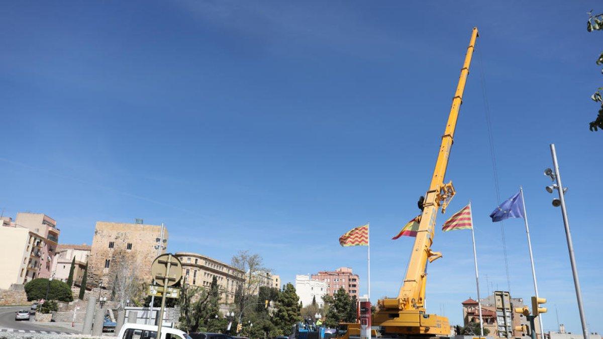 Una grua enllesteix la pèrgola trencada del parc de les Granotes