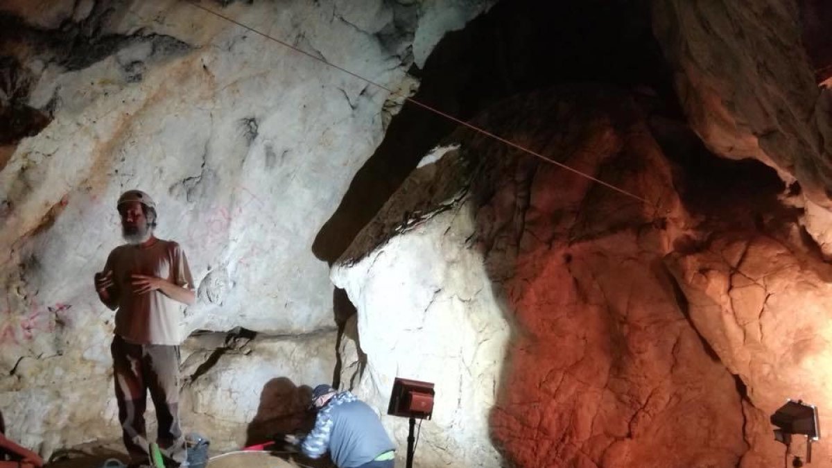 Apareixen nous òssos i ceràmica del Neolític a la cova de l'Avenc de Cunit