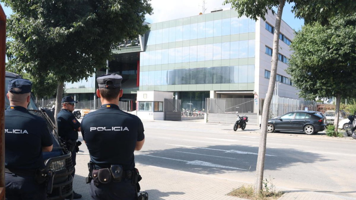 La policía española registra la sede del Departamento de Economía, el CTTI y Mediapro por el 1-O