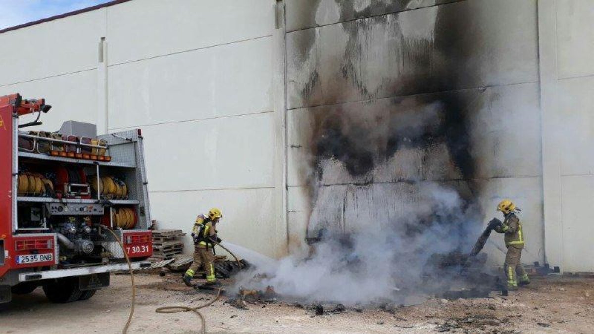 Crema una pila de palets en una empresa del polígon de l'Aldea