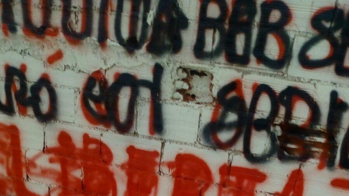 Retiran y pintan sobre símbolos independentistas en Vilallonga del Camp