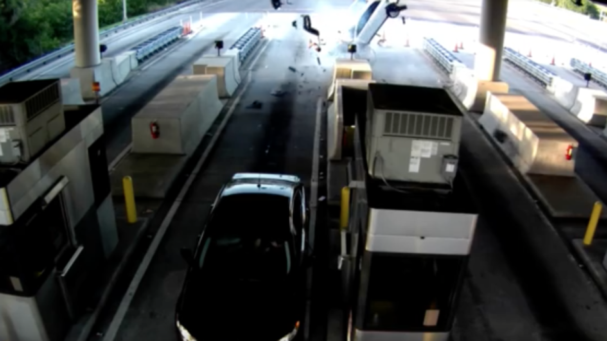Un vehículo choca violentamente contra un peaje de una autopista norteamericana