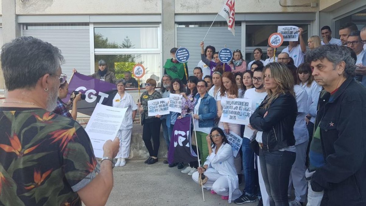 Protesta dels treballadors de la Residència Alt Camp de Valls per la manca de personal