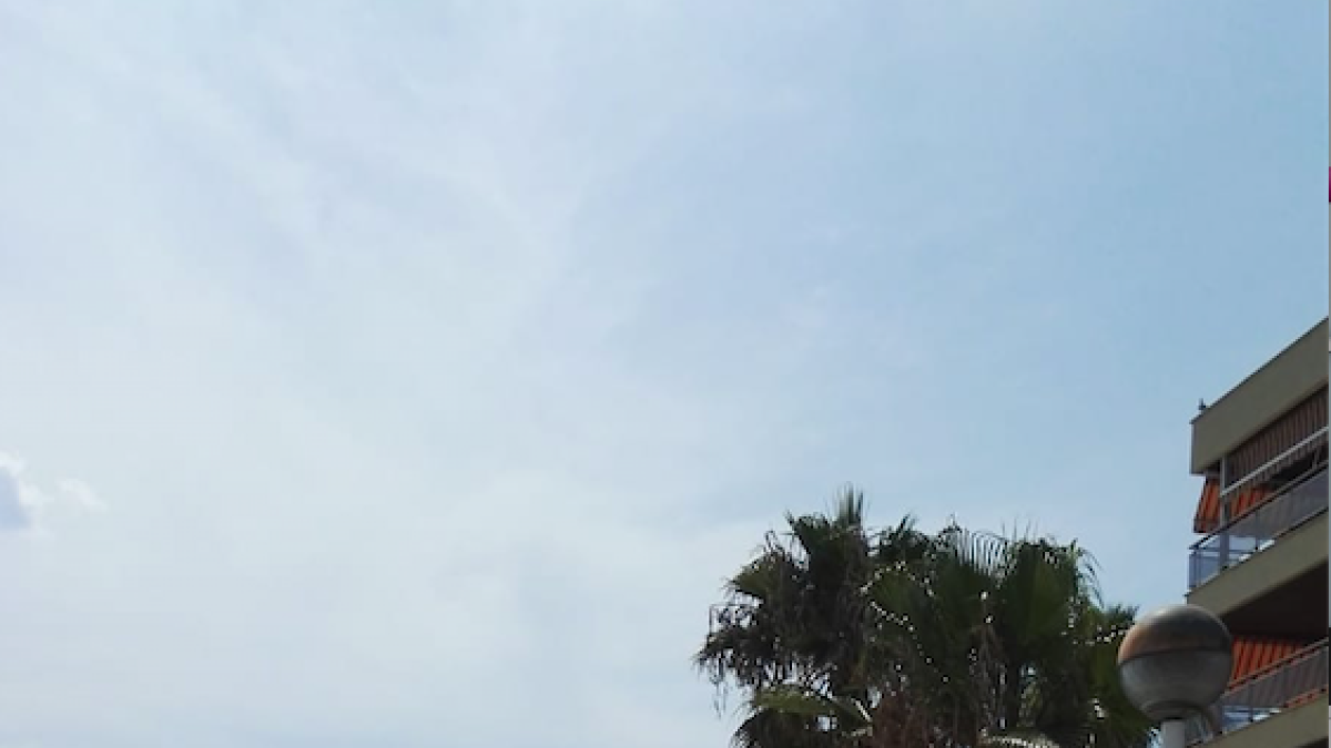 Cambrils autoriza terrazas de bar en el tramo de paseo del 'top manta'